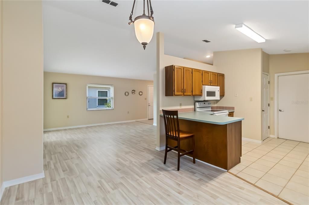 Active With Contract: $249,900 (2 beds, 2 baths, 1148 Square Feet)