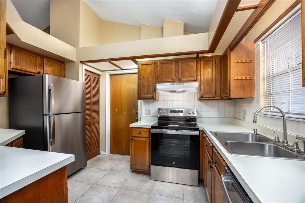 For Sale: $300,000 (3 beds, 2 baths, 1166 Square Feet)