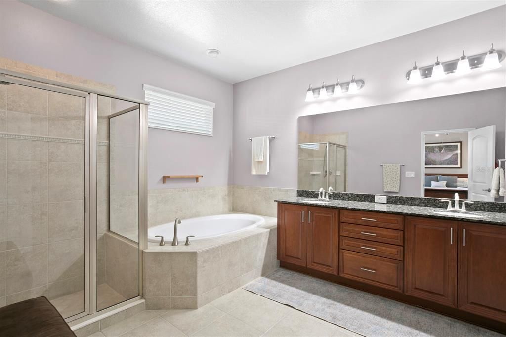 Large ensuite master bath with granite counters & upgraded cabinets