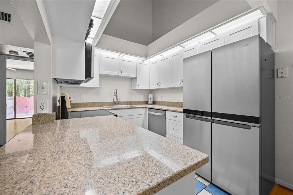 Quartz countertops & stainless appliances