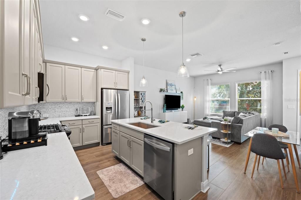 Active With Contract: $529,900 (2 beds, 2 baths, 1410 Square Feet)