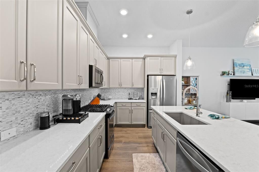 Active With Contract: $529,900 (2 beds, 2 baths, 1410 Square Feet)