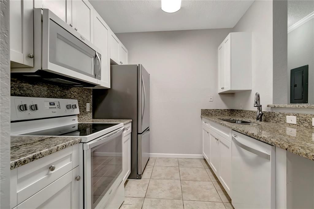 Active With Contract: $1,475 (2 beds, 1 baths, 939 Square Feet)