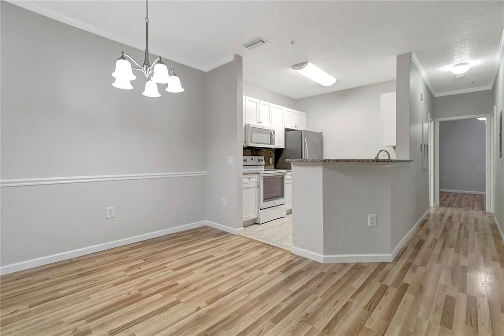 Active With Contract: $1,475 (2 beds, 1 baths, 939 Square Feet)