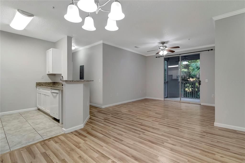 Active With Contract: $1,475 (2 beds, 1 baths, 939 Square Feet)