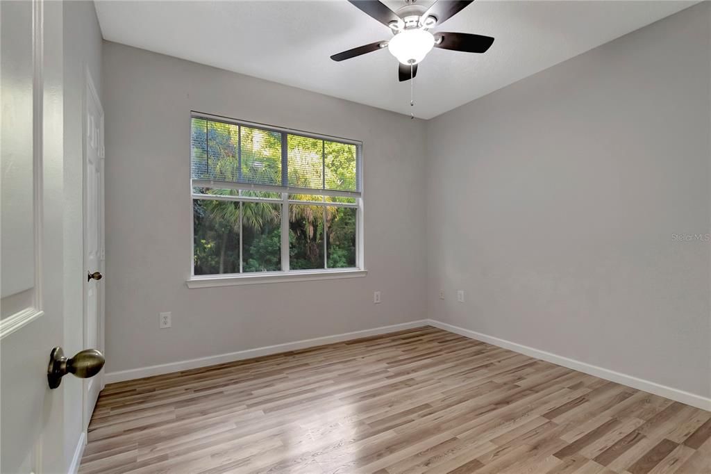 Active With Contract: $1,475 (2 beds, 1 baths, 939 Square Feet)