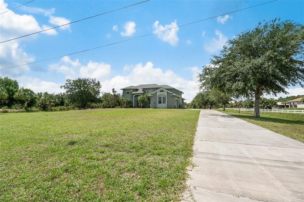 Long Driveway - Perfect for Multiple Cars