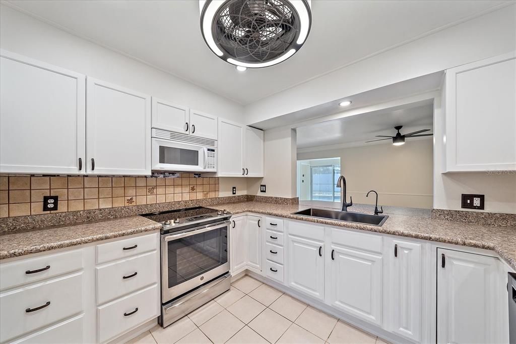 Active With Contract: $475,000 (5 beds, 3 baths, 2324 Square Feet)