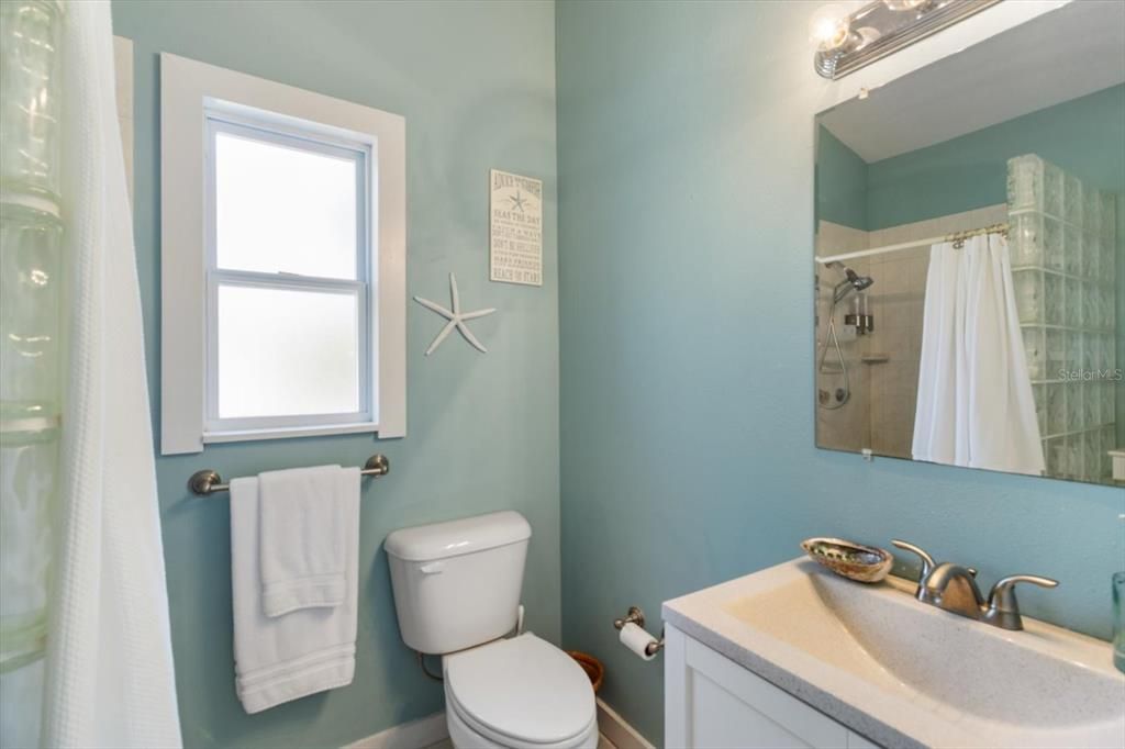 For Sale: $275,000 (2 beds, 1 baths, 741 Square Feet)