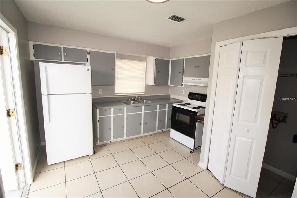 For Rent: $1,375 (2 beds, 1 baths, 3248 Square Feet)
