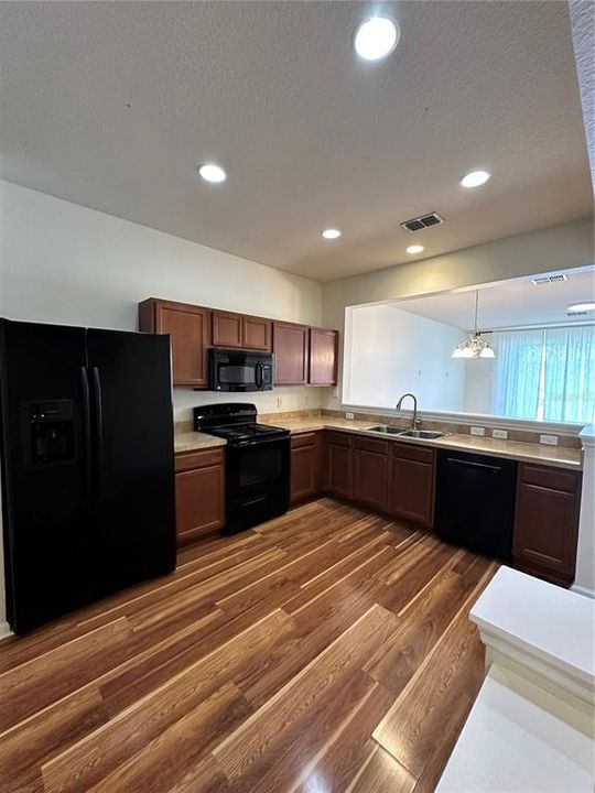 For Rent: $1,900 (3 beds, 2 baths, 1584 Square Feet)