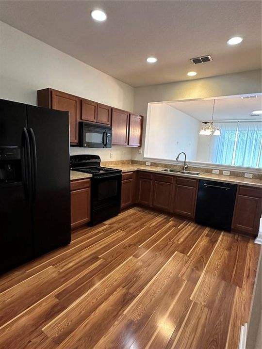 For Rent: $1,900 (3 beds, 2 baths, 1584 Square Feet)