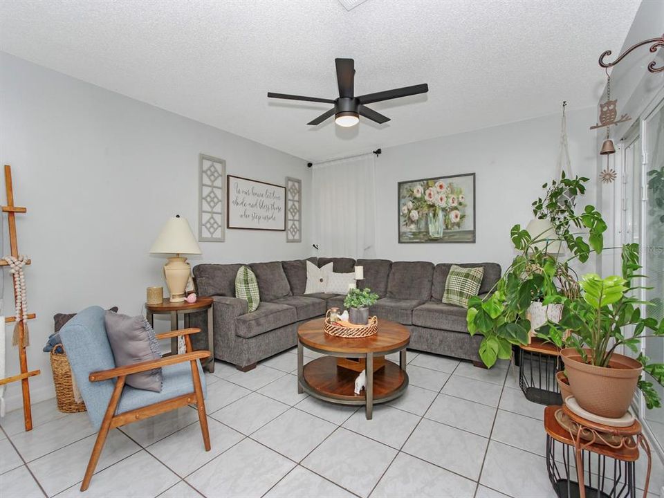 Active With Contract: $279,900 (3 beds, 2 baths, 1272 Square Feet)