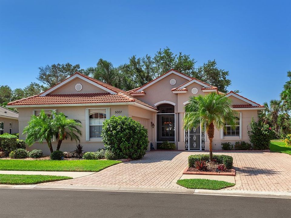 Active With Contract: $599,000 (3 beds, 2 baths, 2315 Square Feet)