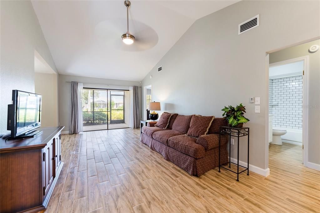 For Sale: $259,000 (2 beds, 2 baths, 1088 Square Feet)
