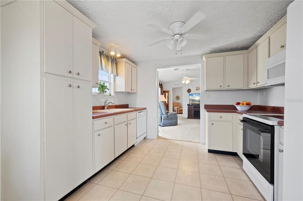 For Sale: $168,000 (2 beds, 2 baths, 1056 Square Feet)
