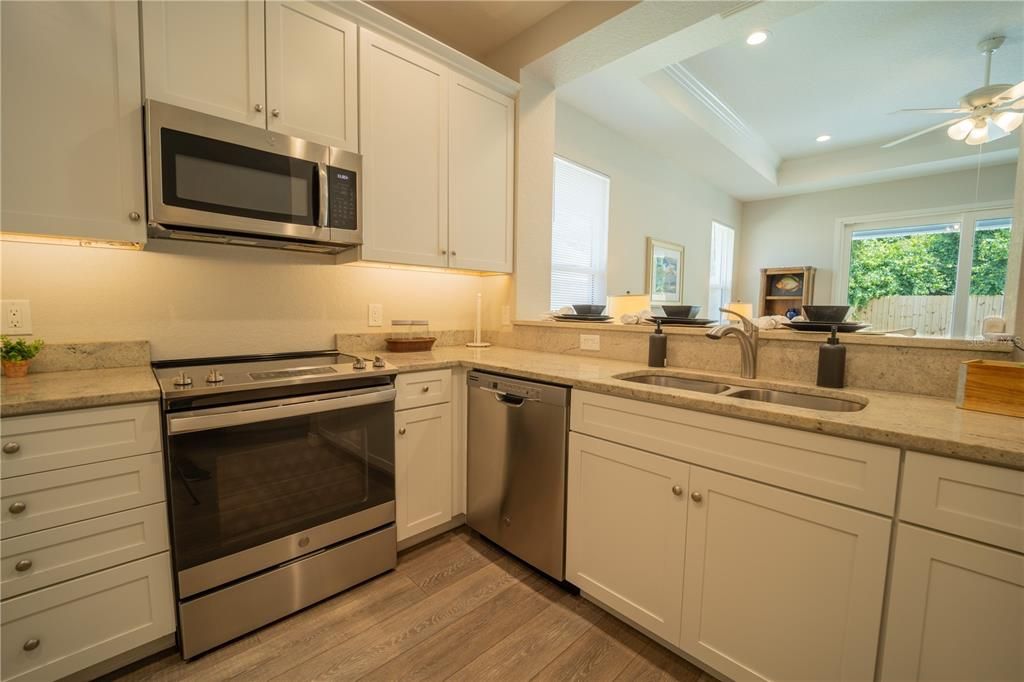 For Sale: $425,000 (2 beds, 2 baths, 1122 Square Feet)