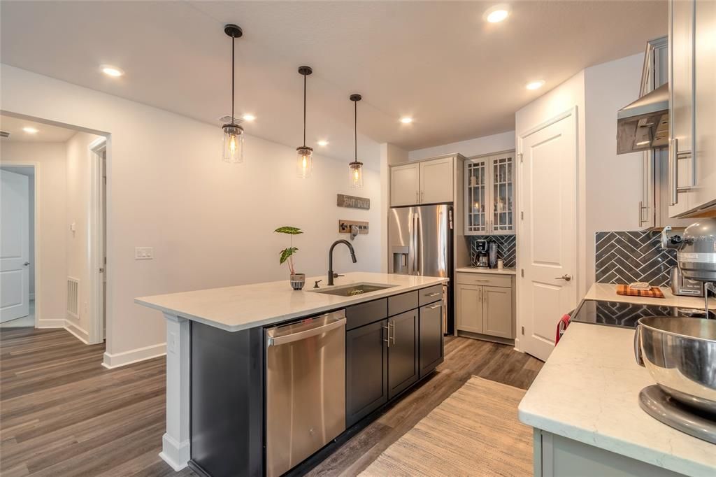 Active With Contract: $425,000 (4 beds, 2 baths, 1921 Square Feet)