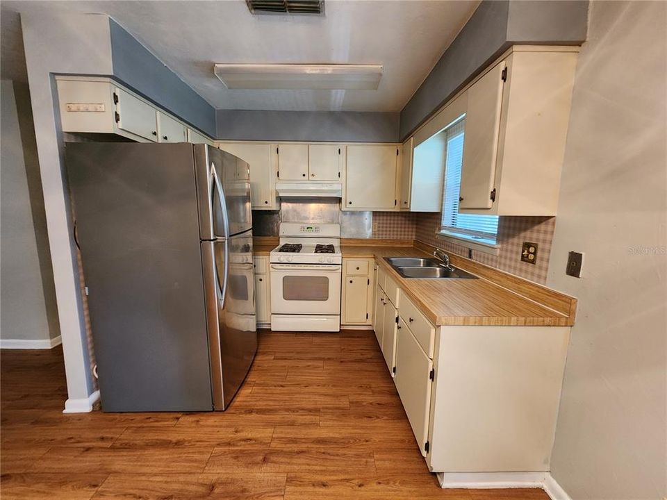 For Rent: $1,800 (3 beds, 1 baths, 1058 Square Feet)