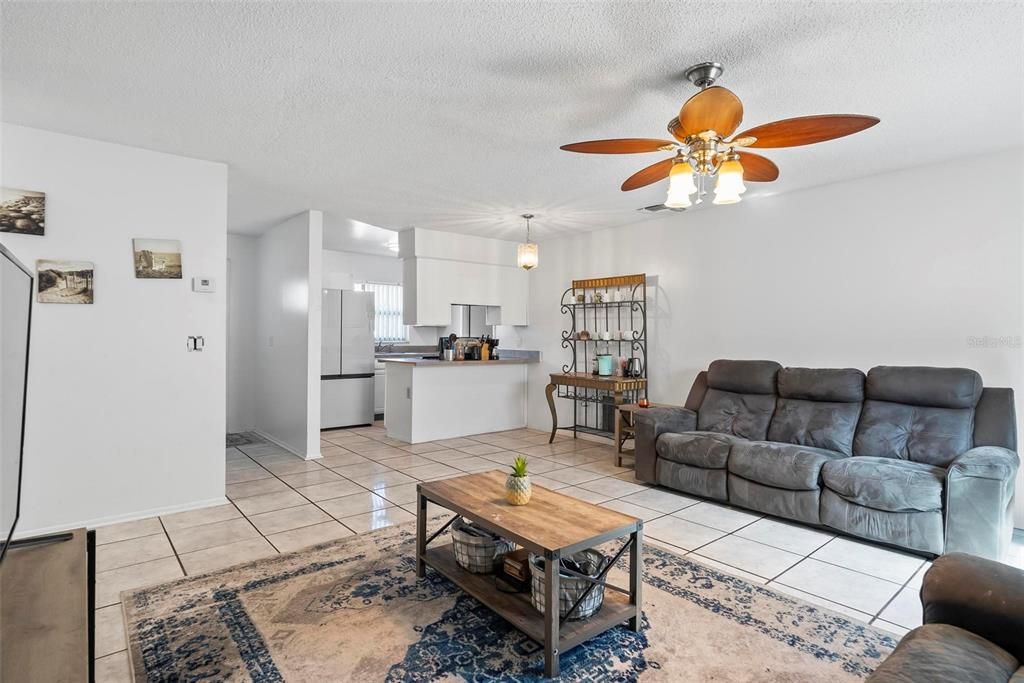 Active With Contract: $239,900 (2 beds, 1 baths, 916 Square Feet)