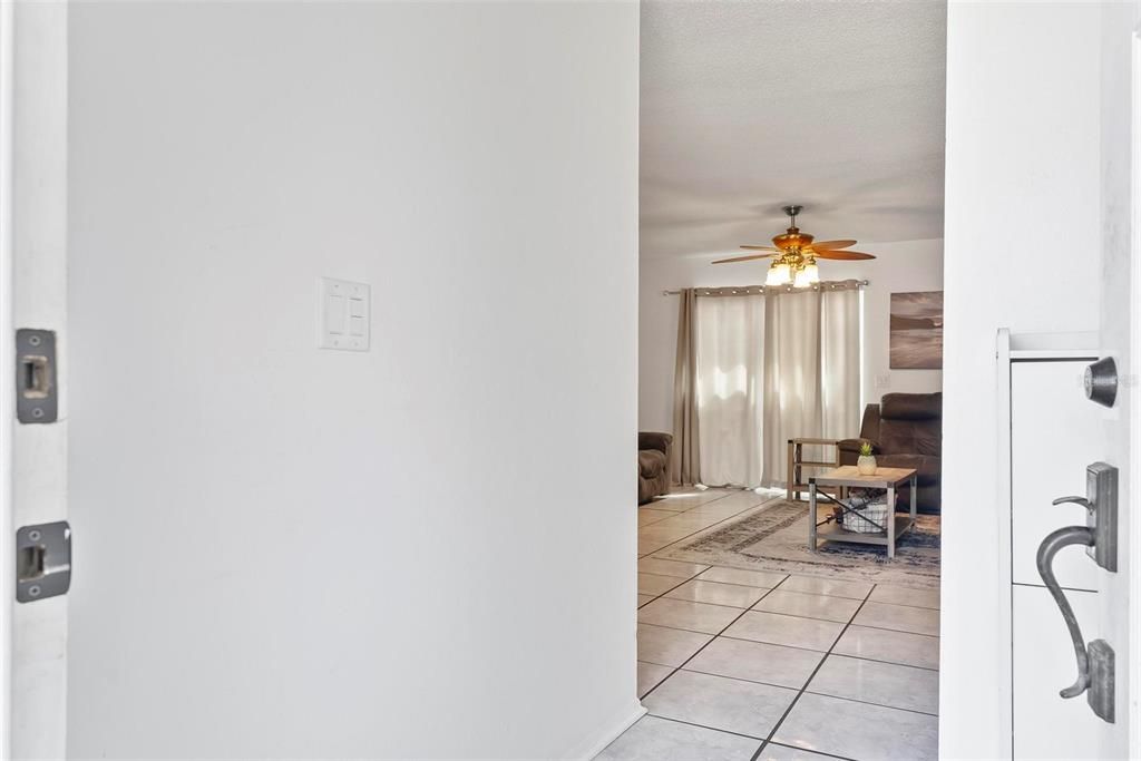 Active With Contract: $239,900 (2 beds, 1 baths, 916 Square Feet)