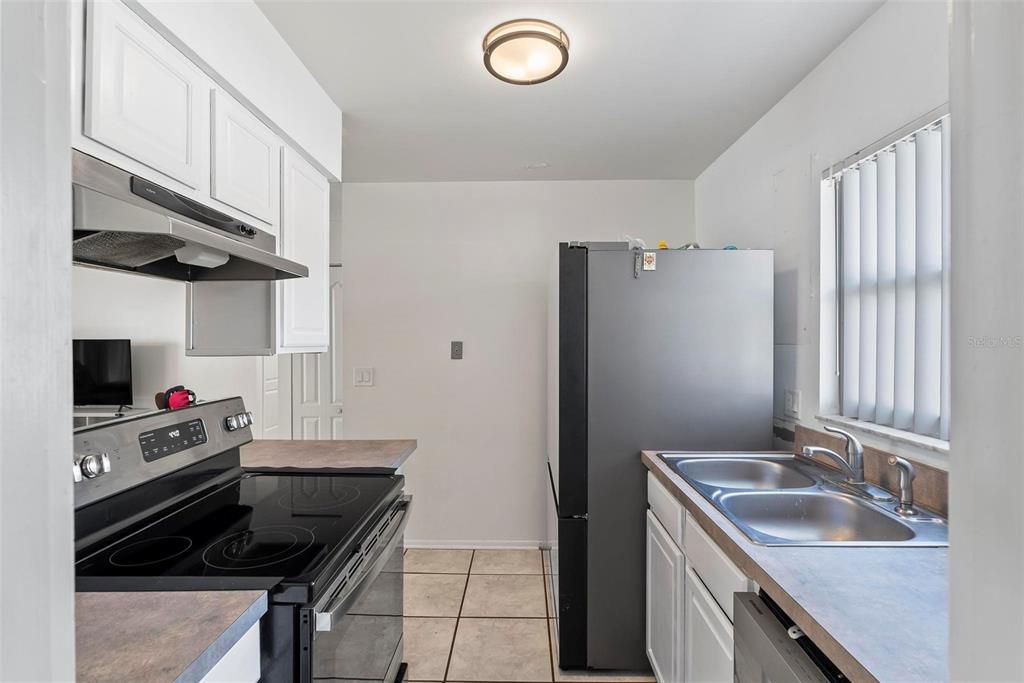 Active With Contract: $239,900 (2 beds, 1 baths, 916 Square Feet)