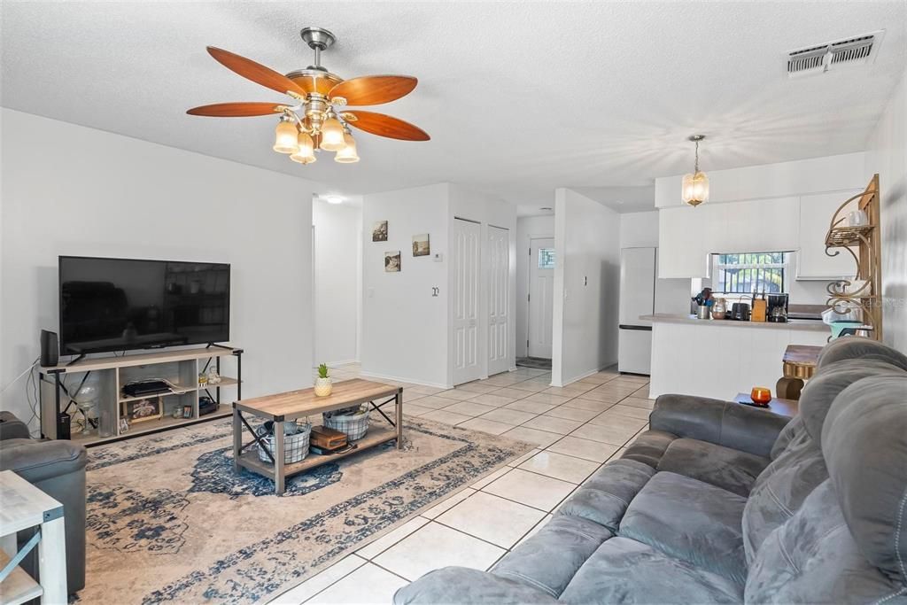 Active With Contract: $239,900 (2 beds, 1 baths, 916 Square Feet)