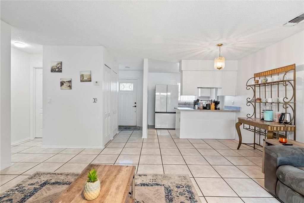 Active With Contract: $239,900 (2 beds, 1 baths, 916 Square Feet)