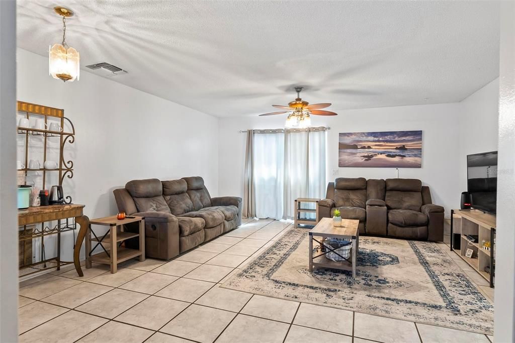 Active With Contract: $239,900 (2 beds, 1 baths, 916 Square Feet)