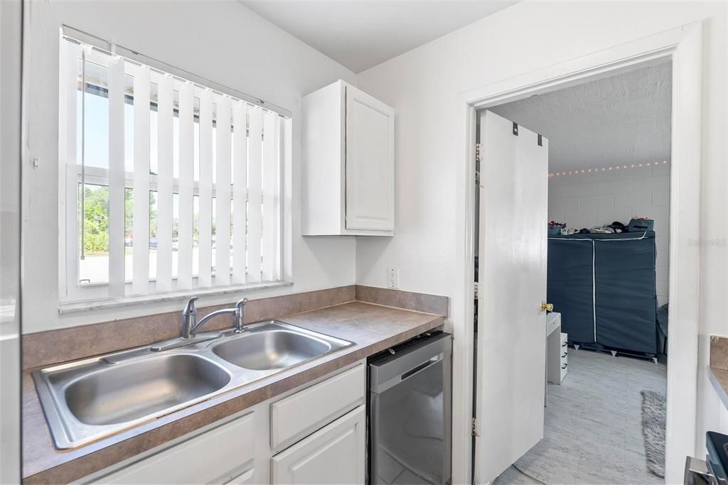 Active With Contract: $239,900 (2 beds, 1 baths, 916 Square Feet)