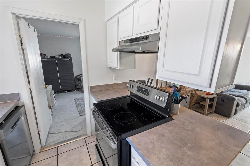 Active With Contract: $239,900 (2 beds, 1 baths, 916 Square Feet)