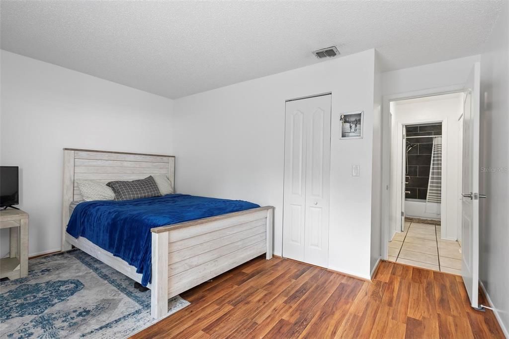 Active With Contract: $239,900 (2 beds, 1 baths, 916 Square Feet)