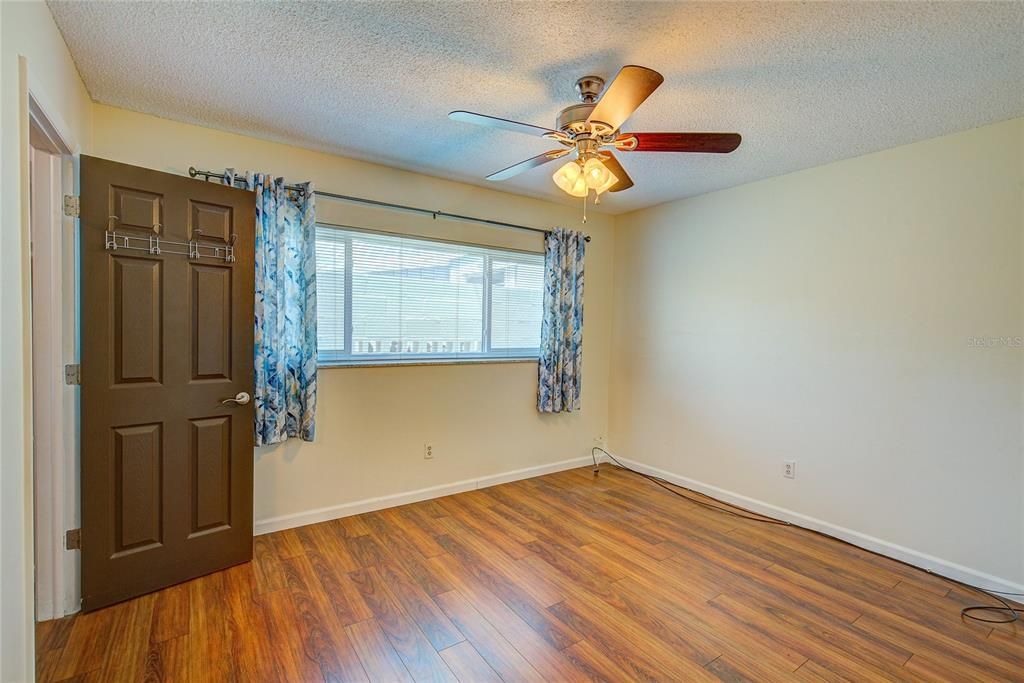 For Sale: $125,000 (1 beds, 1 baths, 621 Square Feet)