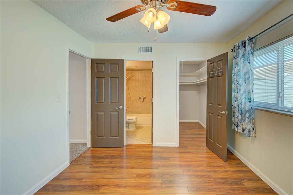 For Sale: $125,000 (1 beds, 1 baths, 621 Square Feet)