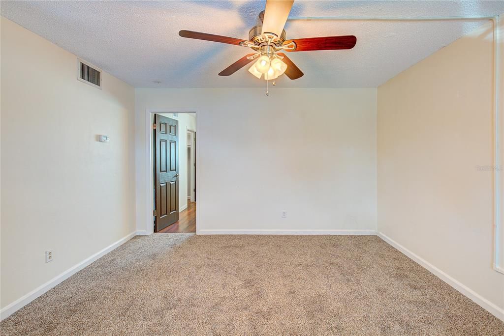 For Sale: $125,000 (1 beds, 1 baths, 621 Square Feet)