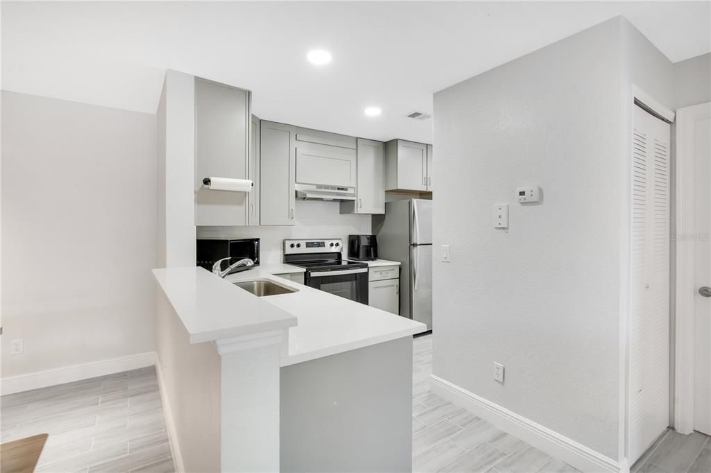 Active With Contract: $259,500 (2 beds, 2 baths, 1003 Square Feet)