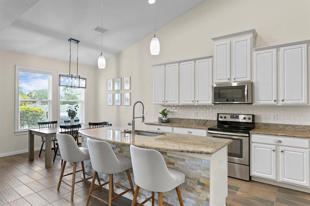 Large breakfast bar at the stacked stone center island