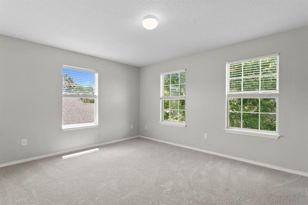 Large bonus room & new carpet on 2nd floor