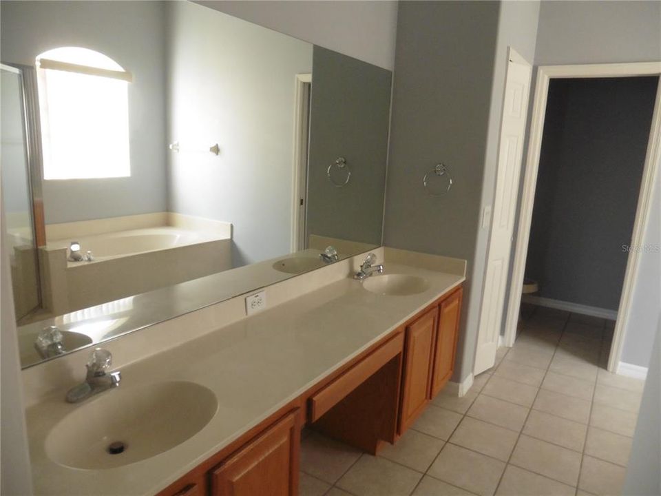 Active With Contract: $2,950 (4 beds, 2 baths, 3099 Square Feet)