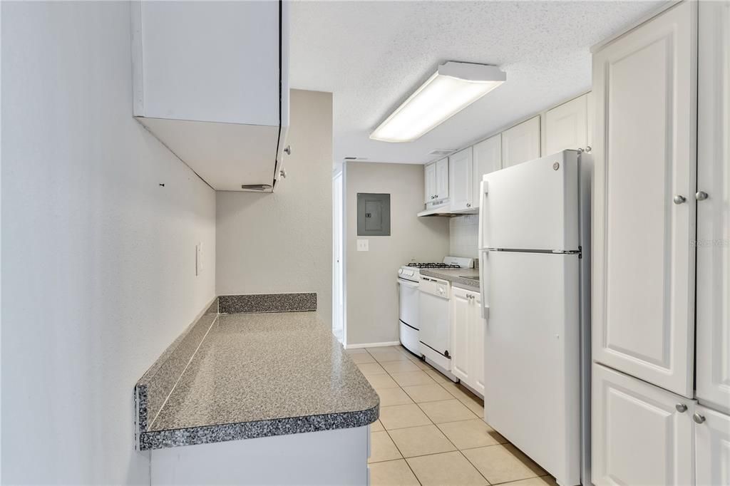 For Sale: $124,900 (2 beds, 2 baths, 992 Square Feet)