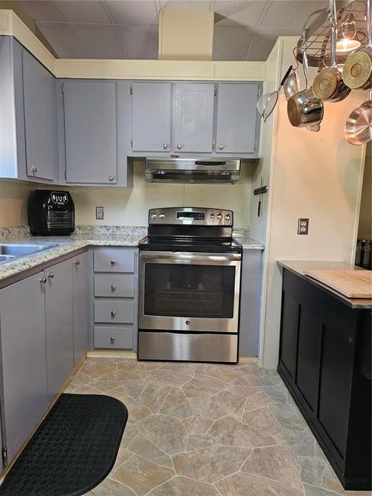 Active With Contract: $155,000 (2 beds, 2 baths, 1040 Square Feet)