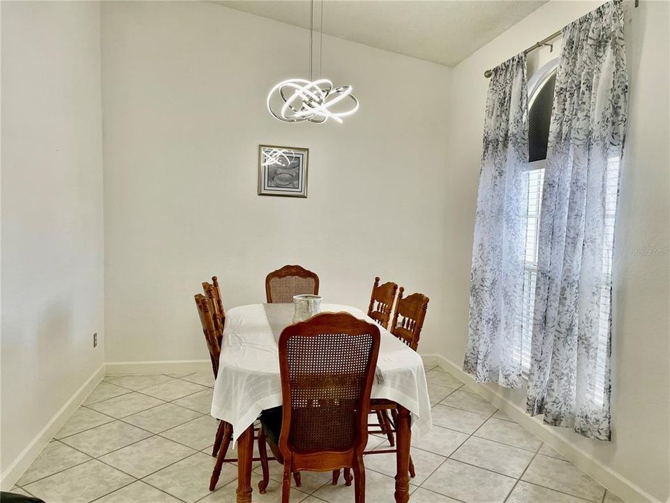 Dining room to the right of the foyer