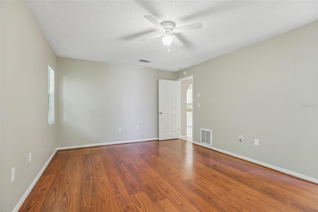 For Sale: $325,000 (2 beds, 2 baths, 1599 Square Feet)