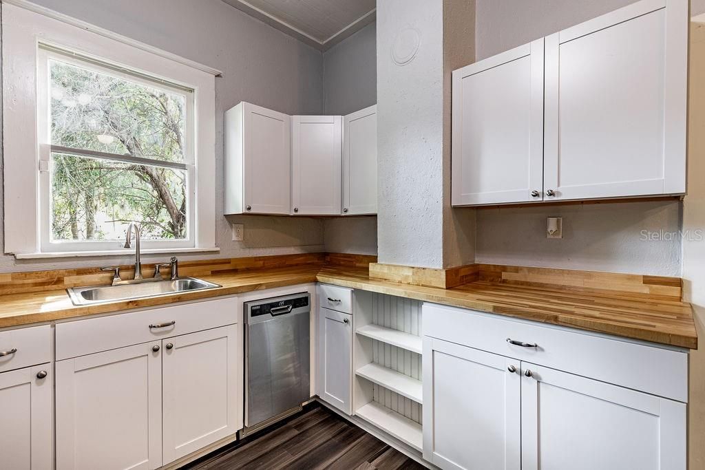 Active With Contract: $299,900 (2 beds, 1 baths, 1341 Square Feet)