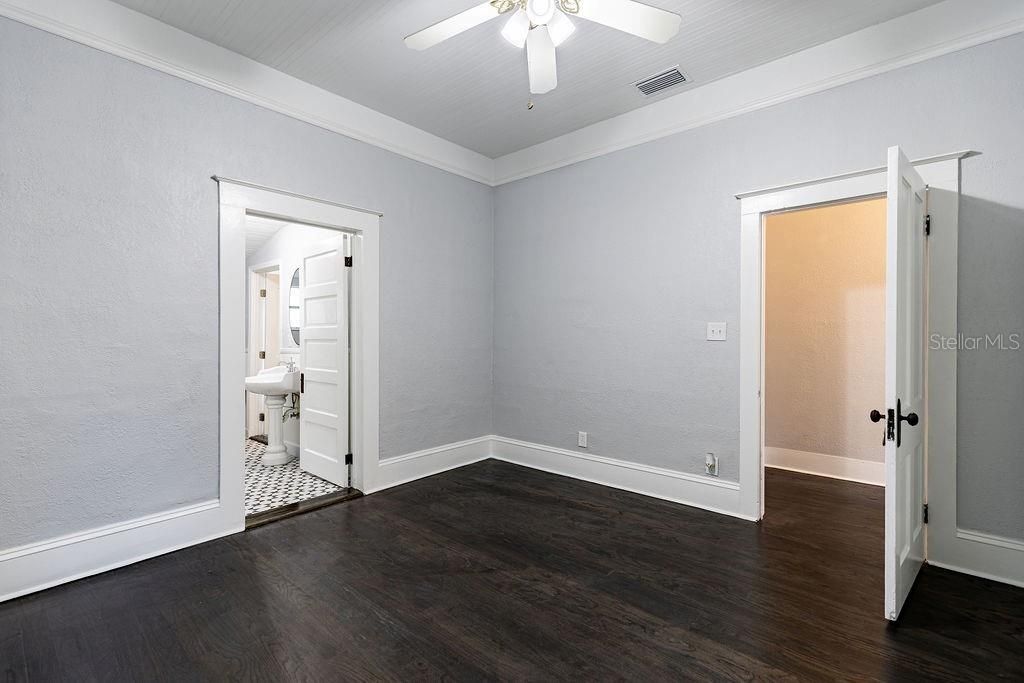 Active With Contract: $299,900 (2 beds, 1 baths, 1341 Square Feet)