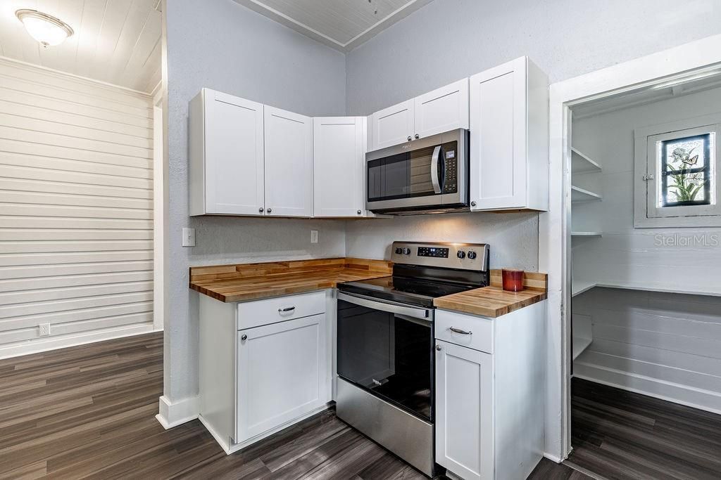 Active With Contract: $299,900 (2 beds, 1 baths, 1341 Square Feet)