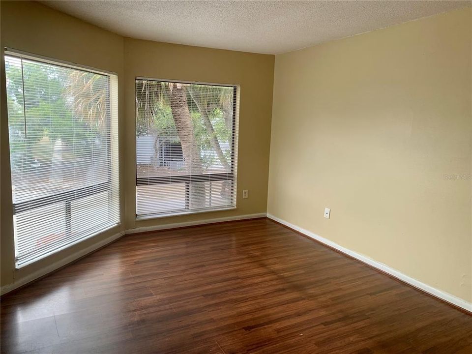 Active With Contract: $1,150 (1 beds, 1 baths, 642 Square Feet)