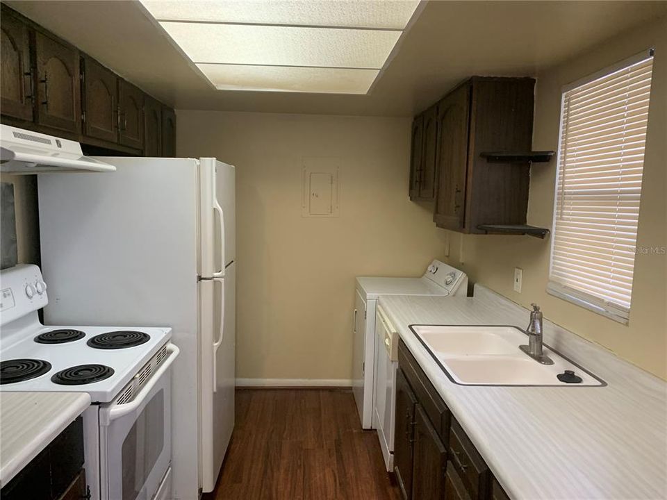 Active With Contract: $1,150 (1 beds, 1 baths, 642 Square Feet)