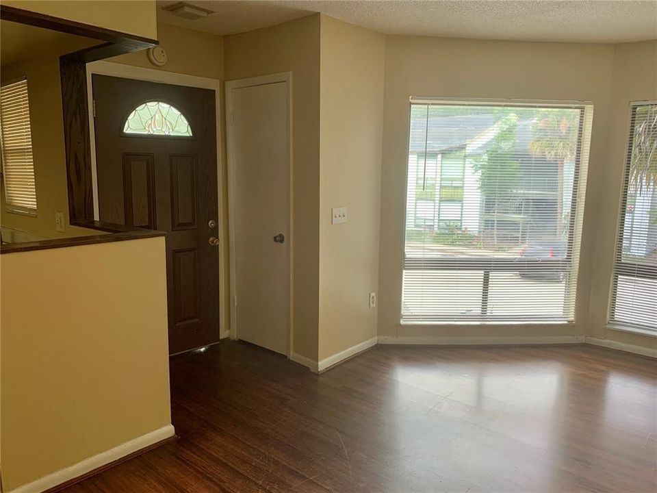 Active With Contract: $1,150 (1 beds, 1 baths, 642 Square Feet)