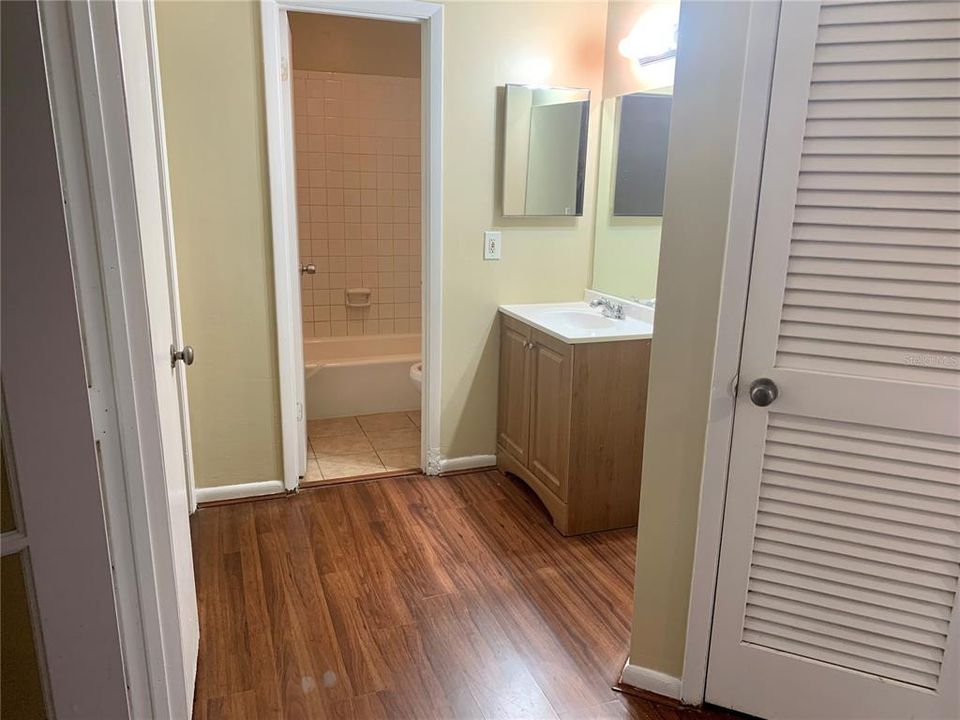 Active With Contract: $1,150 (1 beds, 1 baths, 642 Square Feet)